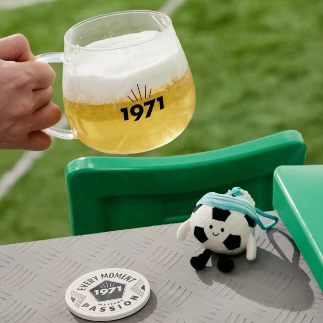 900ml soccer ball shaped glass with coaster and plush pendant